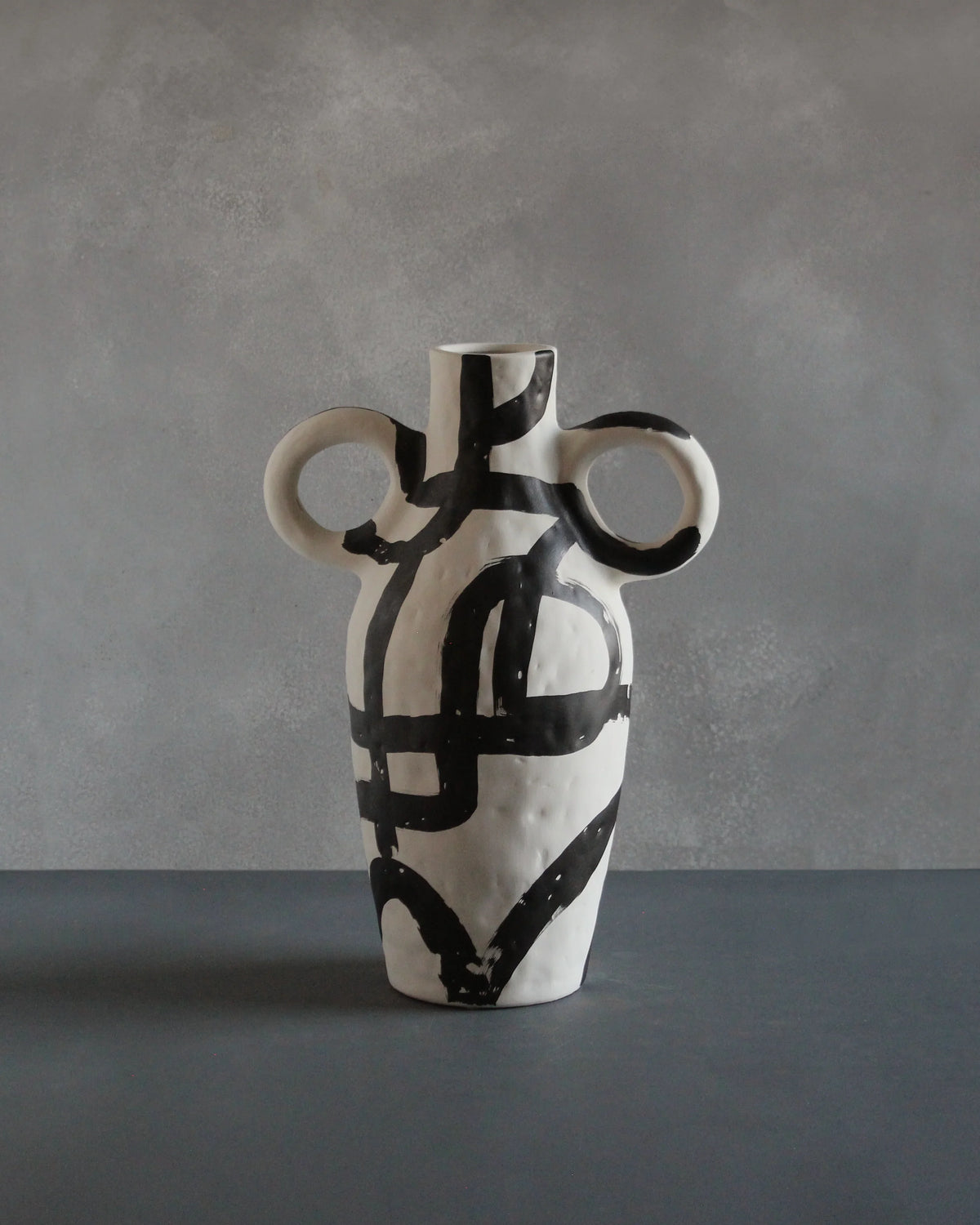 Jarrón Corba Negre de NOU DECO con diseño abstracto en blanco y negro.